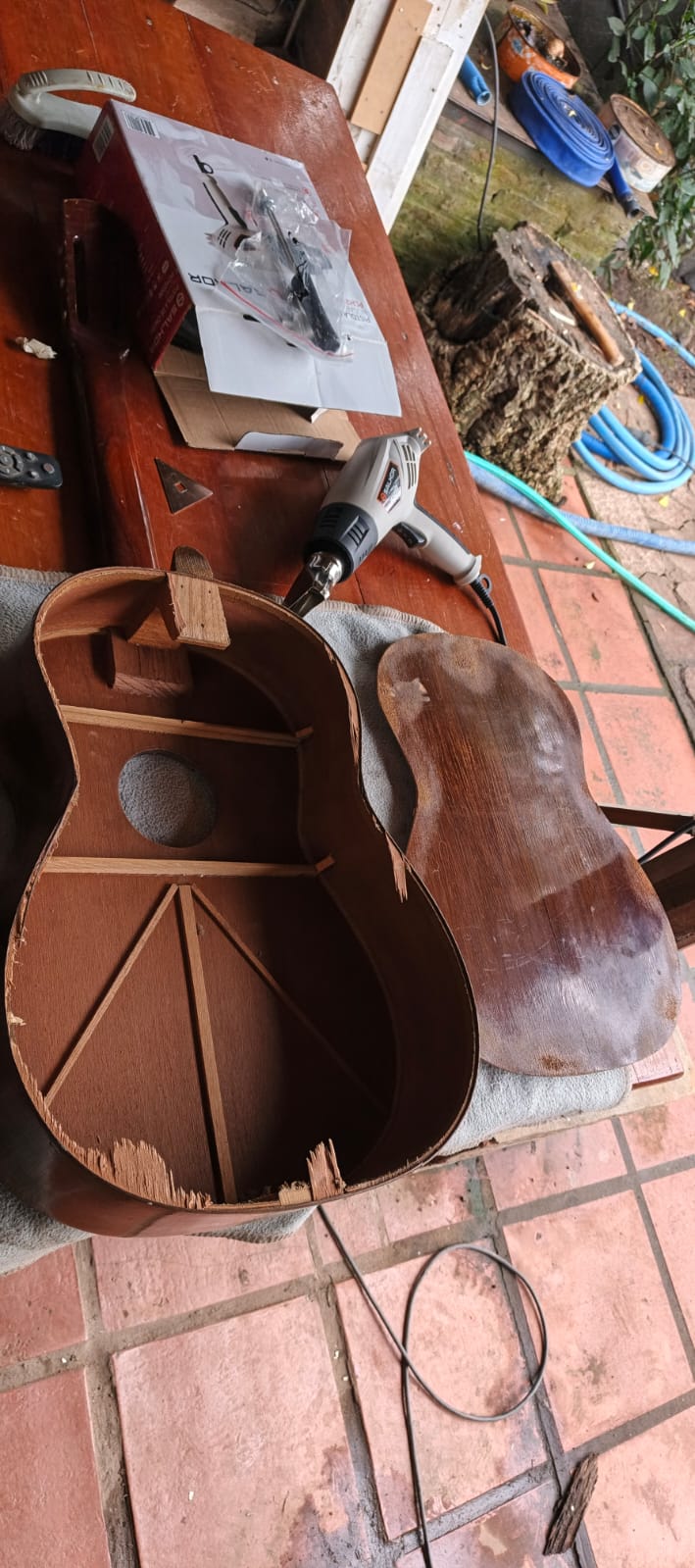 Lijado a mano del aro de una guitarra en el taller