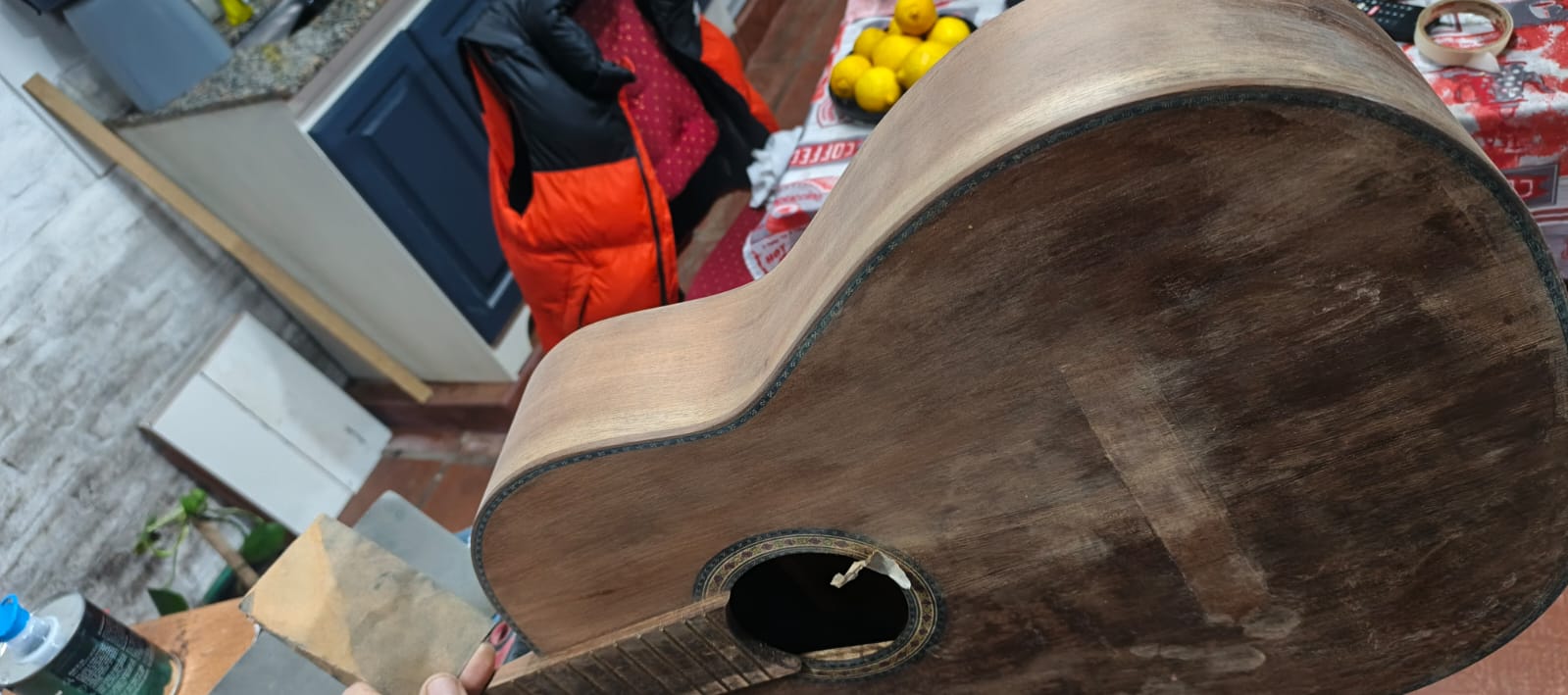 Interior de una caja de guitarra en reparación sobre el banco de trabajo